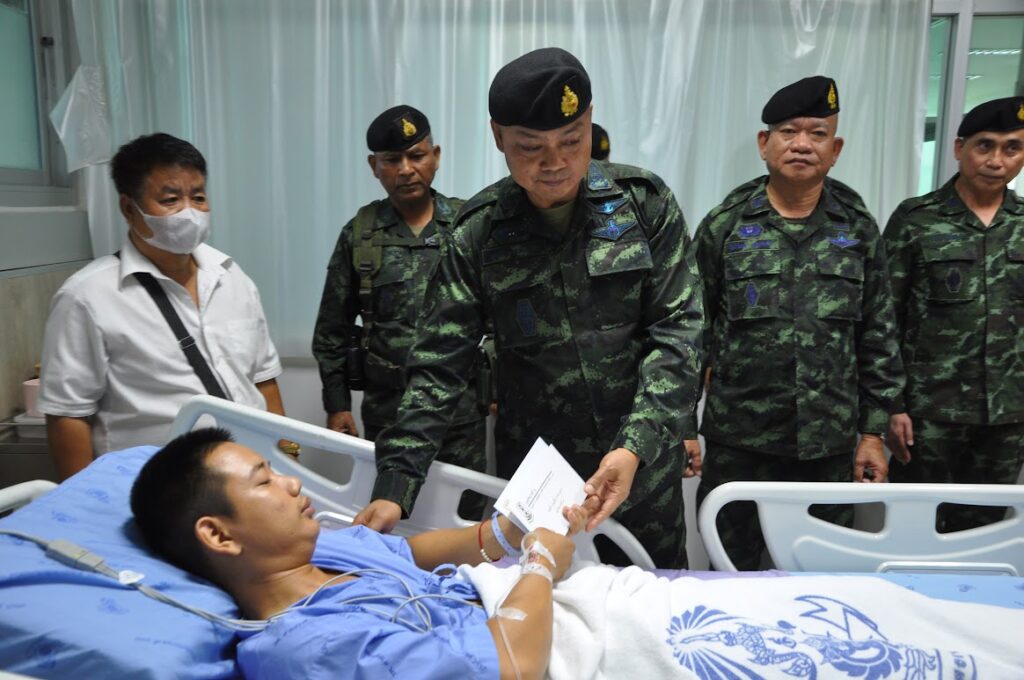 มทภ.2 เยี่ยมให้กำลังใจทหารที่ได้รับบาดเจ็บจากเหตุการณ์เหยียบกับระเบิดพื้นที่ช่องบก ขอบคุณที่ทำหน้าที่อย่างเสียสละ